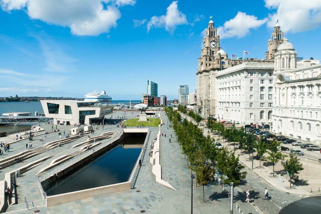 staedtereisen-Grossbritannien_Liverpool_Hafen_shutterstock_151829468