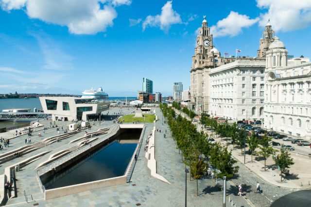 staedtereisen-Grossbritannien_Liverpool_Hafen_shutterstock_151829468