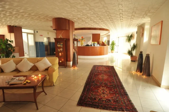 IT-Verona_Hotel-Centro-Turistico-Gardesano_Eingangsbereich