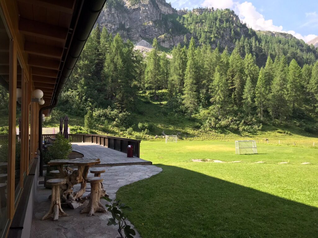 Tauernhof_Terrasse-und-Wiese