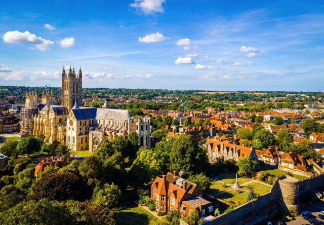 canterbury-city-grossbritannien-kathedrale-shutterstock-2260880087