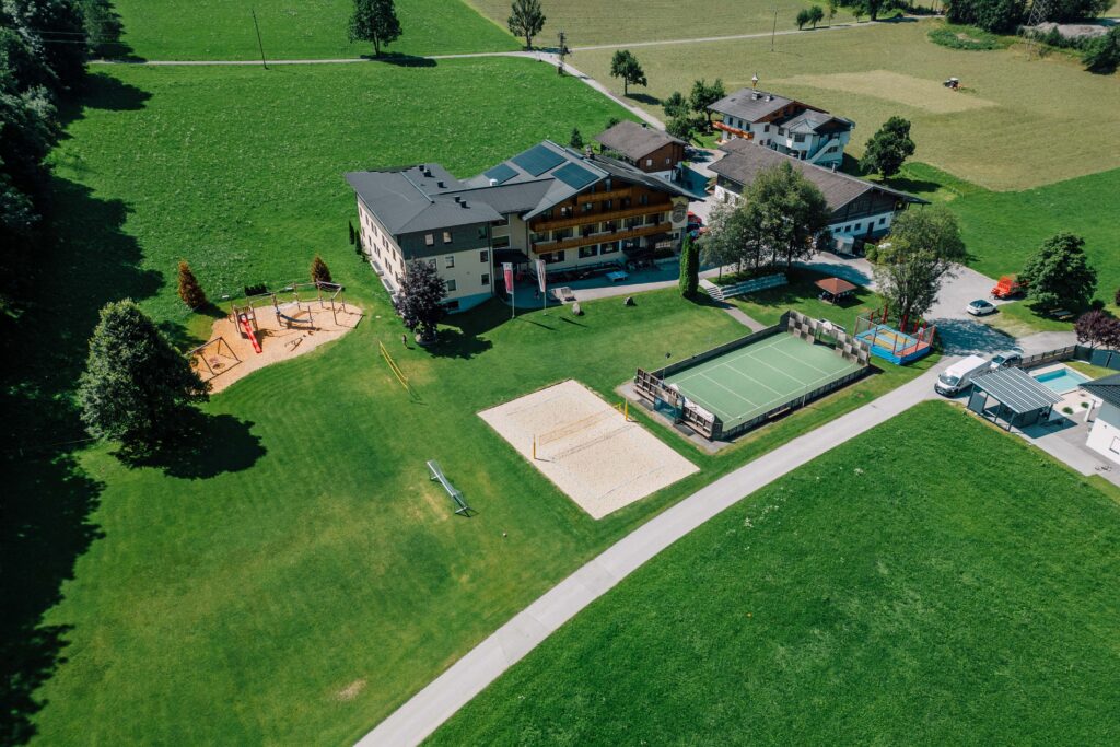 jugendhotel-simonyhof-sommer-drohnenbild