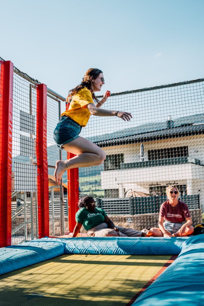 jugendhotel-simonyhof-sommer-trampolin