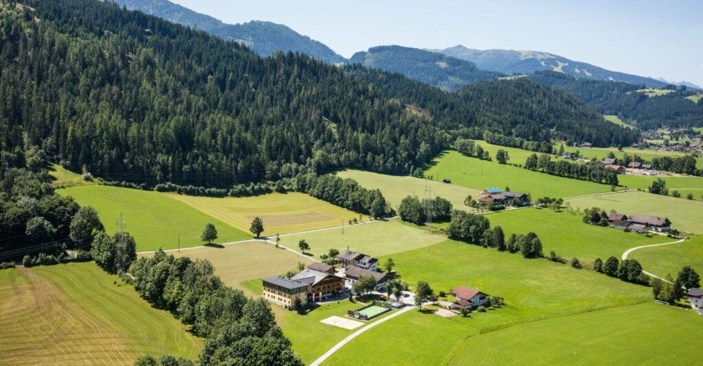 jugendhotel-simonyhof_skybluesalzburg_1_web-scaled-1