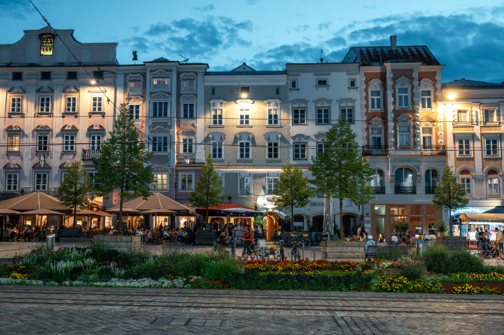 Linzer Hauptplatz in der Abenddämmerung.