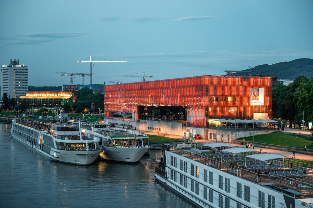 Lentos Kunstmuseum bei Nacht an der Donau in Linz.