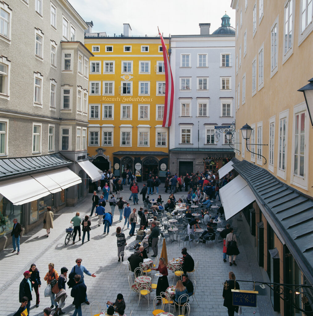 Hagenauerplatz mit dem Mozarts Geburtshaus in Salzburg. Hagenauer square with Mozart's birthplace.