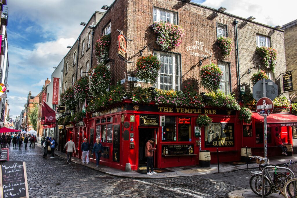 staedtereise-irland-dublin-templebar-matheus-camara-da-silva-NL2ORrGh8KM-unsplash