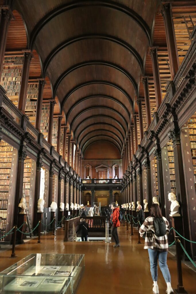 staedtereise-irland-dublin-trinitycollege-stephan-nell-R4c-KaNgyNk-unsplash