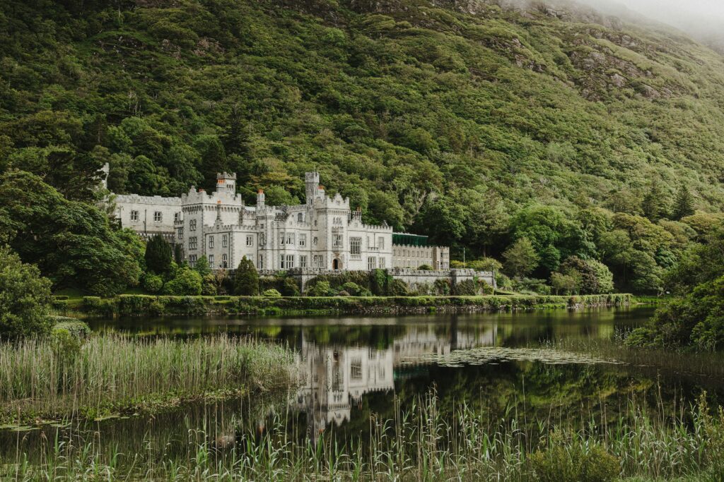 staedtereise-irland-kylemoreabby-alex-grodkiewicz-hLqJHN01XMU-unsplash