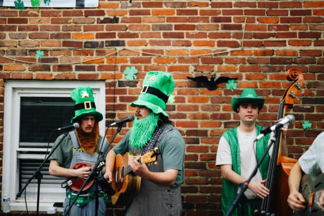 staedtereise-irland-musikanten-brooke-balentine-XqXc4wmCwO8-unsplash-1