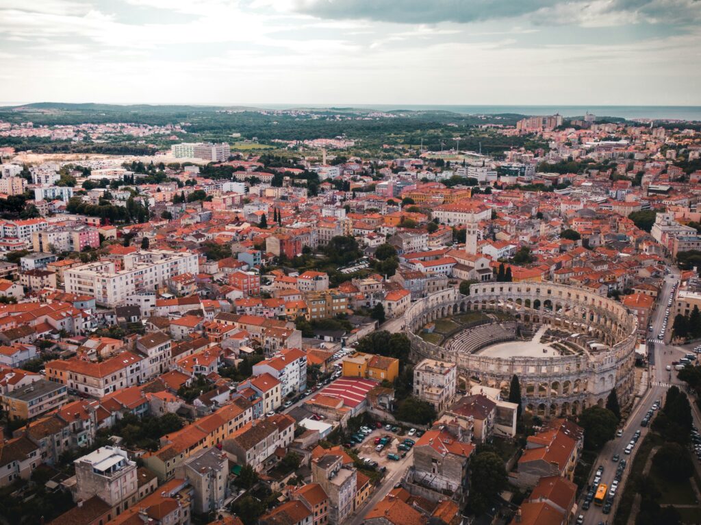 staedtereise-kroatien-istrien-pula-derek-sutton-ot2YQRek_-0-unsplash-1