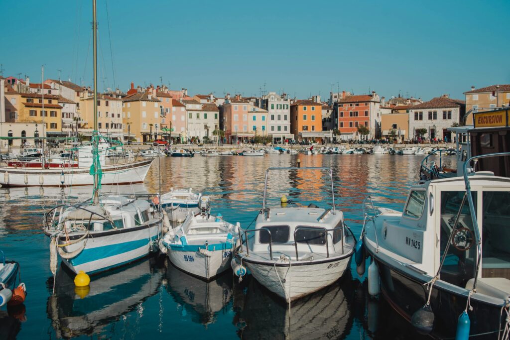 staedtereise-kroatien-istrien-rovinj-boote-ola-zarko-bxvOaEIFKqc-unsplash