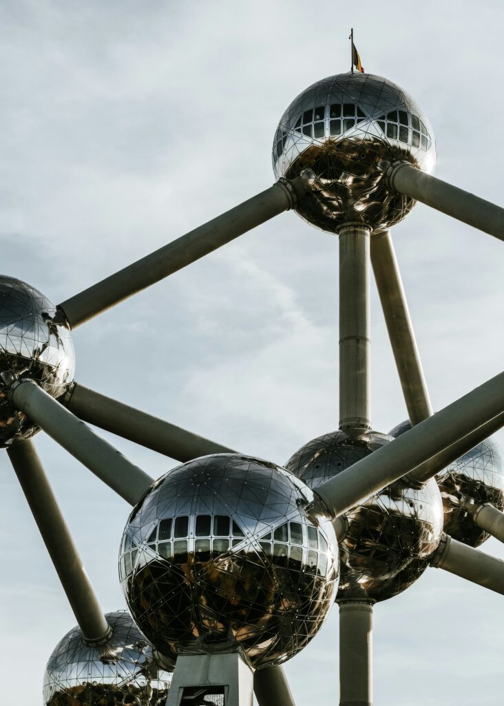 staedtereisen-belgien-bruessel-atomium-nahaufnahme-cosmin-serban-JAEog_jEAo0-unsplash