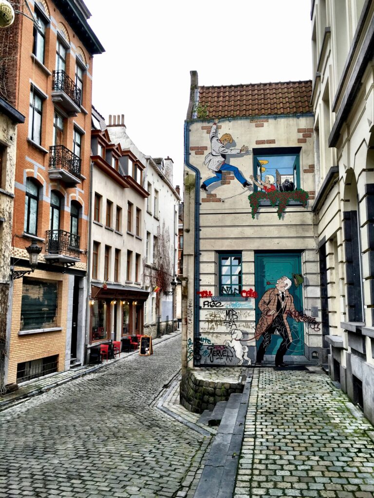 staedtereisen-belgien-bruessel-streetart2-adrian-santalla-YlDS5JnAsPc-unsplash