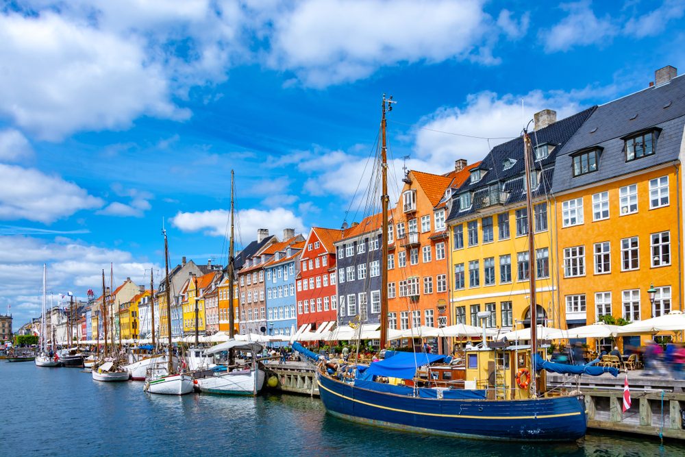 staedtereisen-daenemark-kopenhagen_nyhaven_shutterstock_1501786523-1