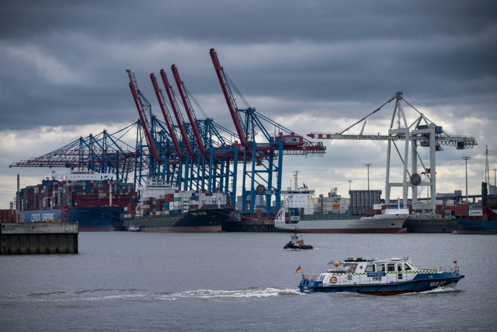 staedtereisen-deutschland-hamburg-hafen-moritz-ludtk-unsplash