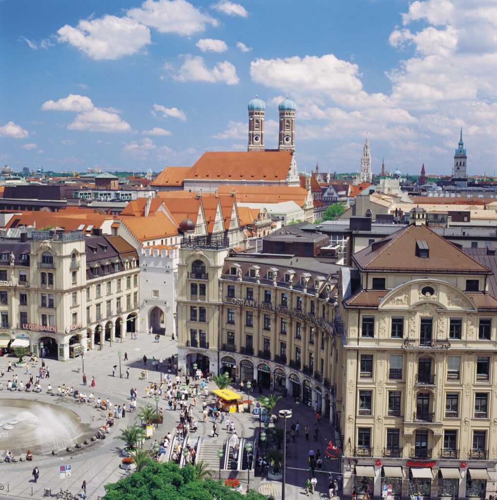 Der Stachus, offiziell Karlsplatz, ist ein Platz im Zentrum Münchens. Er wird halbkreisförmig vom neobarocken Stachus-Rondell umgeben, das 1899–1901 nach Plänen von Gabriel von Seidl errichtet wurde. Stachus ist die umgangssprachliche Bezeichnung für den Karlsplatz. Der Name stammt von einem Gastwirt mit Namen Eustachius Föderl, der an diesem Platz seit 1755 im Bereich des heutigen Kaufhofs ein Gasthaus namens Stachusgarten betrieb. Stachus ist die Verkürzung des Namens Eustachius. The Stachus, officially Karlsplatz, is a square in the center of Munich. It is surrounded in a semicircle by the neo-baroque Stachus roundabout, which was built from 1899–1901 according to plans by Gabriel von Seidl. Stachus is the slang term for Karlsplatz. The name comes from an innkeeper by the name of Eustachius Föderl, who has been running an inn called Stachusgarten on this site since 1755 in the area of today's Kaufhof. Stachus is the abbreviation of the name Eustachius.