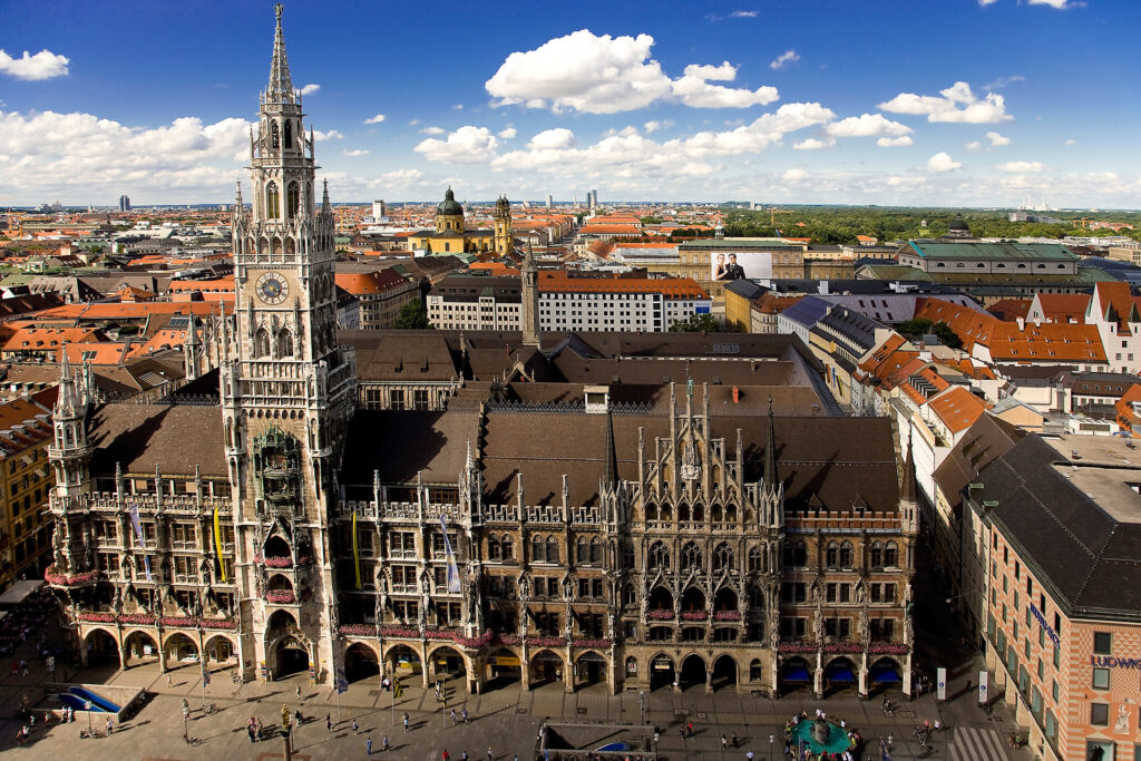 Mit seiner reich verzierten, neugotischen Fassade sieht das Neue Rathaus am Marienplatz um einiges älter aus, als es ist. Gebaut wurde es nämlich erst in den Jahren 1867 bis 1905, da das benachbarte Alte Rathaus für die Münchner Stadtverwaltung zu klein geworden war. Eine der wichtigsten Attraktionen ist das Glockenspiel im Rathausturm, das täglich zahlreiche Schaulustige aus der ganzen Welt anzieht. With its ornate, Neo-Gothic facade, the Neues Rathaus (New Town Hall) at Marienplatz (square) looks slightly older than it actually is. As a matter of fact, initial construction took place between 1867 and 1905 after the neighbouring Altes Rathaus (Old Town Hall) became too small for Munich’s city council. One of the most important attractions is the Glockenspiel in the hall's tower, whose daily performances attract audiences from around the world.
