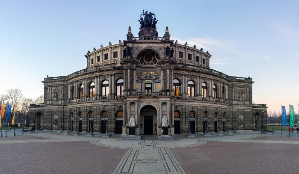 staedtereisen-deutschland_dresden-oliver-guhr-semperoper-unsplash