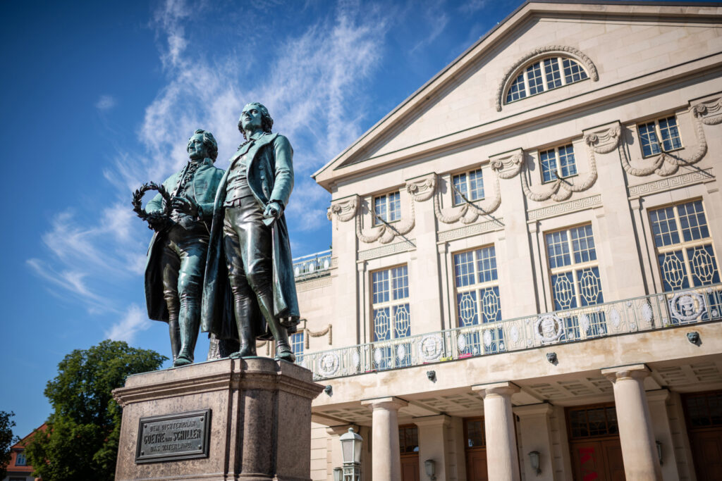 06.08.2020 Weimar: Deutsches Nationaltheater mit Goethe Schiller Denkmal / weimar GmbH / Foto: Thomas Müller
