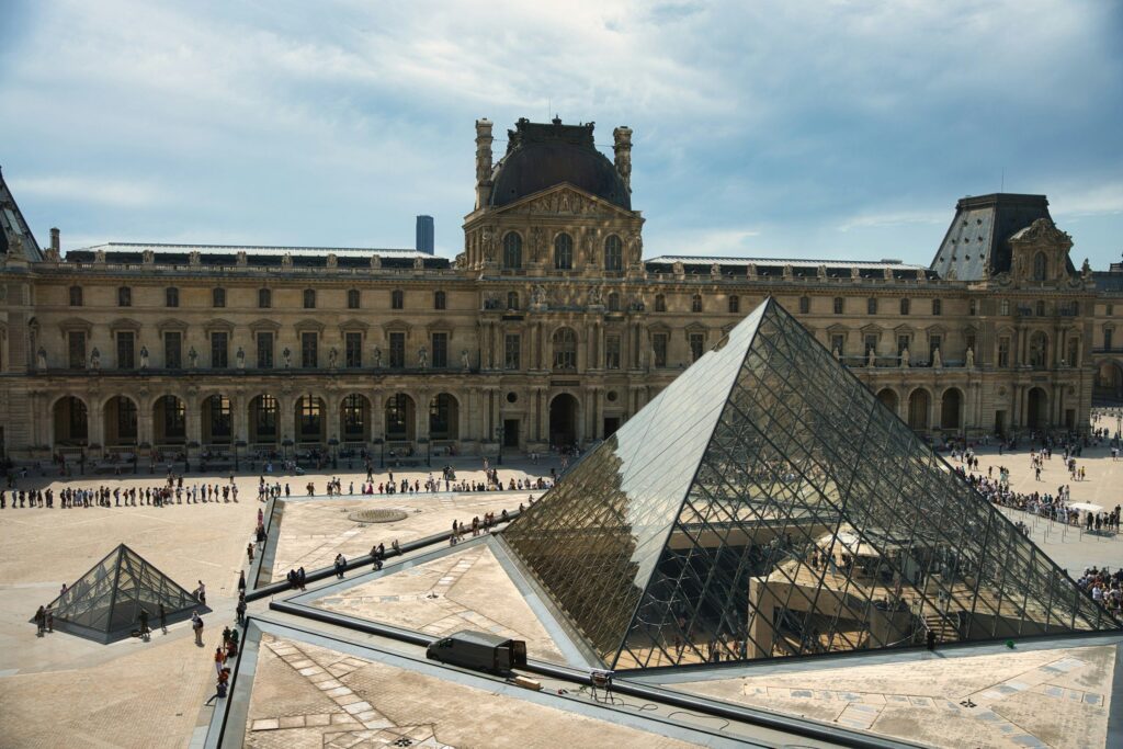 staedtereisen-frankreich-paris-louvre-museum-alan-knight-cltmT-LIxVA-unsplash