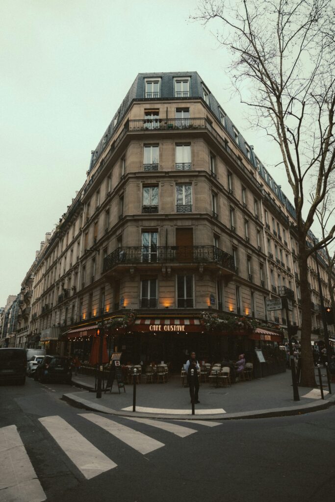 staedtereisen-frankreich-paris-viertel-cafe-michael-mckay-_4MgcnqATfI-unsplash