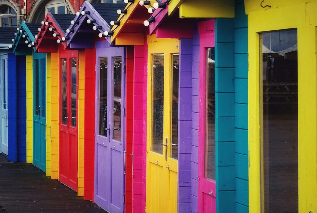 staedtereisen-grossbritannien-brighton-badehaeuser-belinda-fewings-6l7mSmPsWM4-unsplash