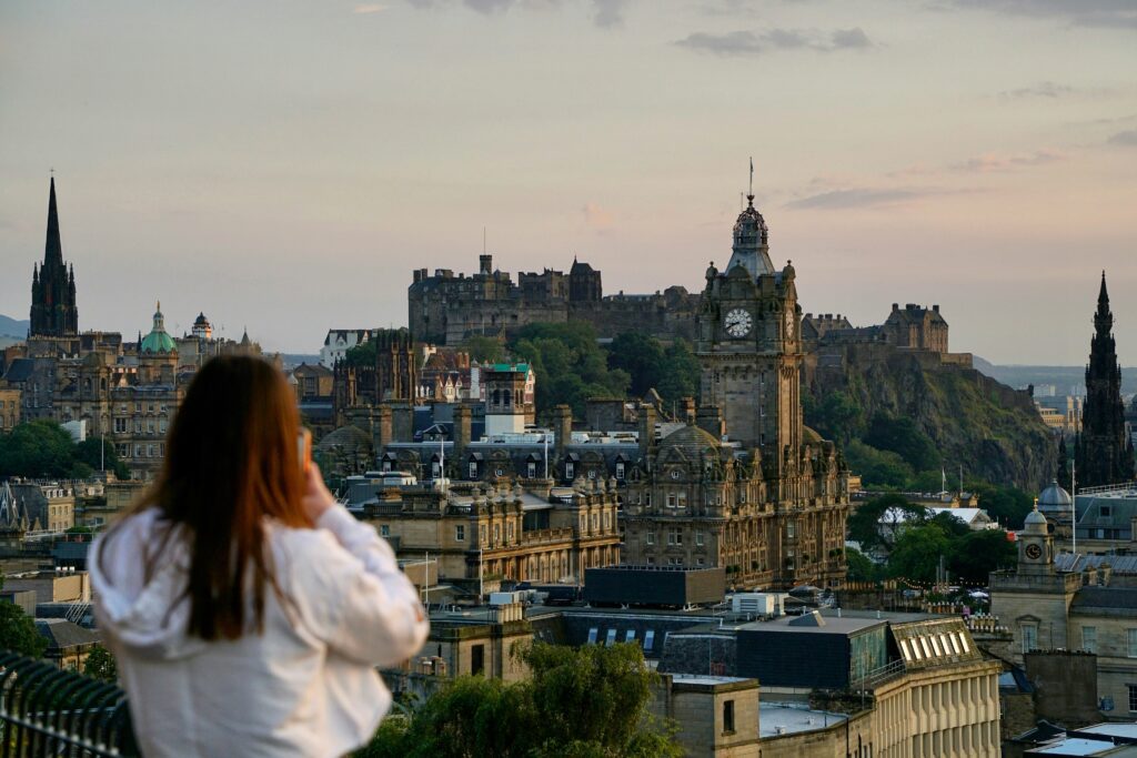 staedtereisen-grossbritannien-edinburgh-stuart-hay-unsplash