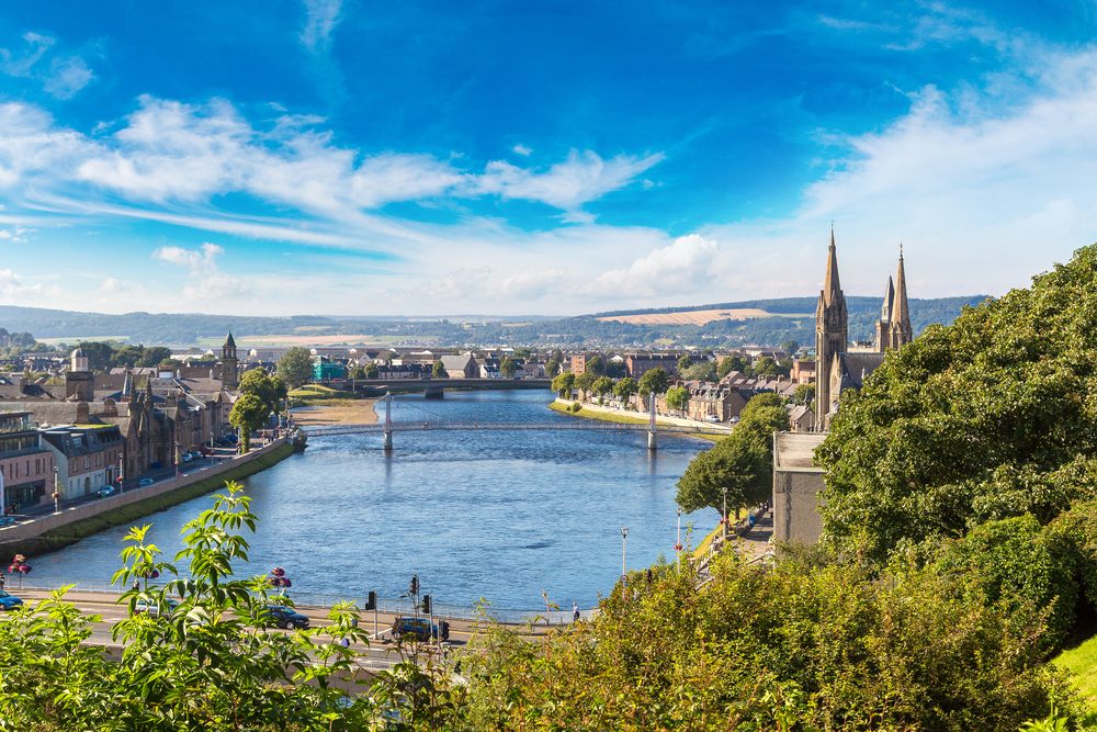 staedtereisen-grossbritannien-inverness-schottland-shutterstock-614664923