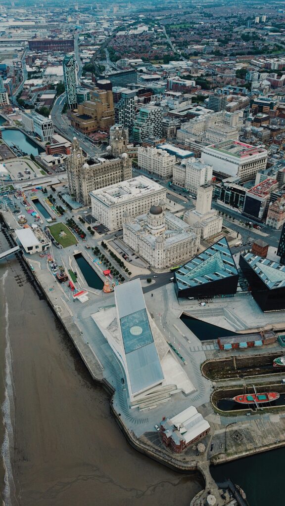 staedtereisen-grossbritannien-liverpool-city-phil-kiel-lrG9KIuxQzo-unsplash
