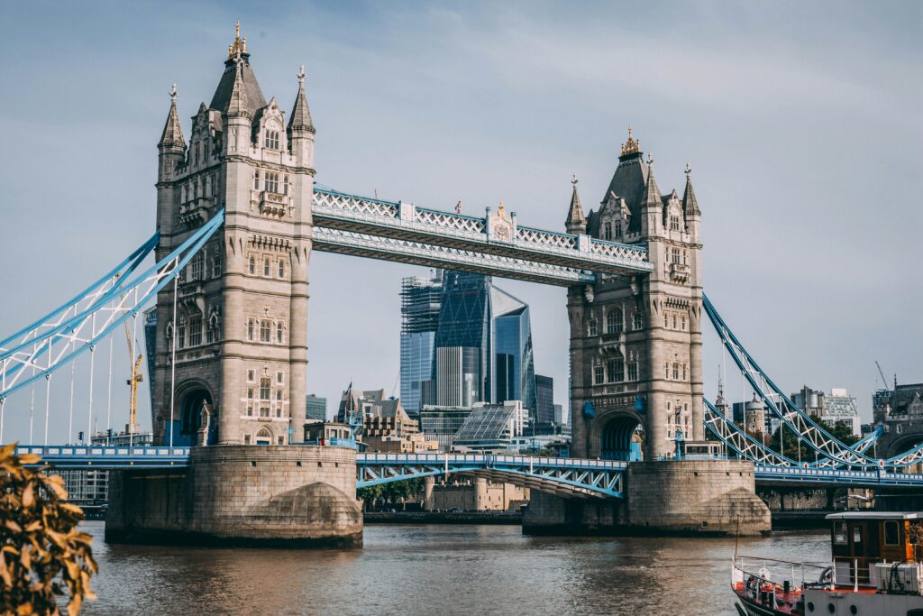 staedtereisen-grossbritannien-london-towerbridge-charles-postiaux-Q6UehpkBSnQ-unsplash