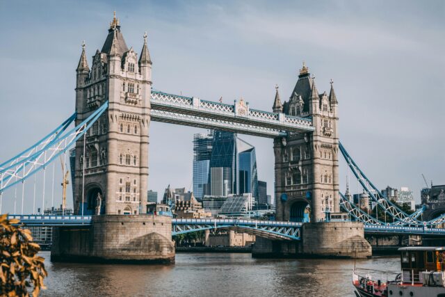 staedtereisen-grossbritannien-london-towerbridge-charles-postiaux-Q6UehpkBSnQ-unsplash