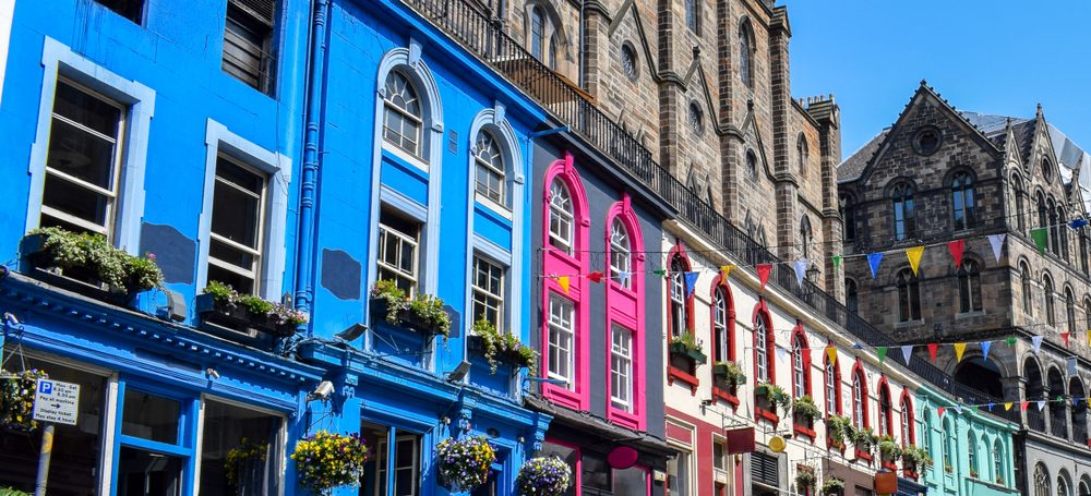 staedtereisen-grossbritannien-schottland-edinburgh-haeuser-shutterstock-1029065290