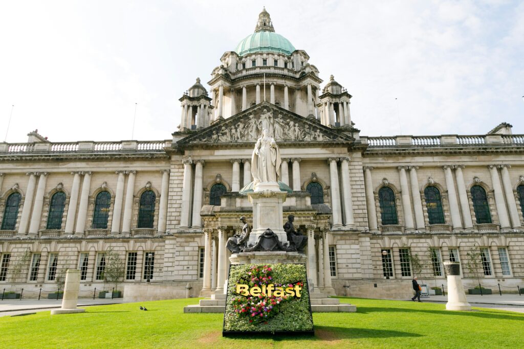 staedtereisen-irland-belfast-cityhall-humphrey-m-ap6RwTFUCFU-unsplash