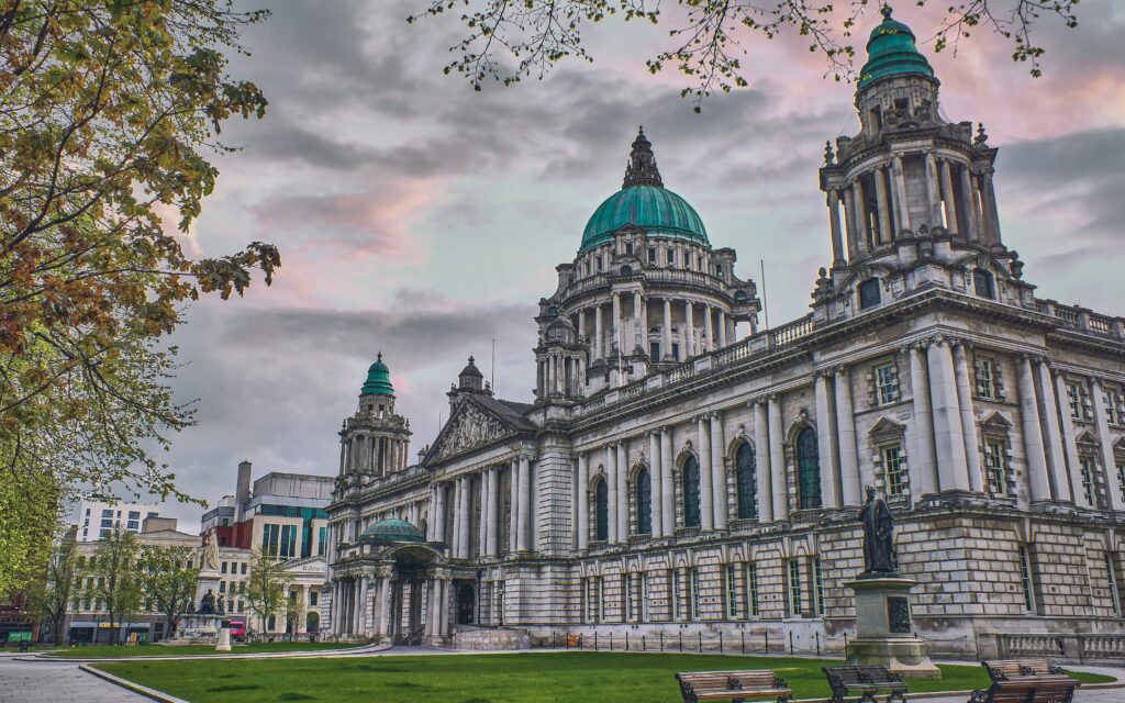 staedtereisen-irland-belfast-cityhall2-k-mitch-hodge-3eI6e4pdVio-unsplash