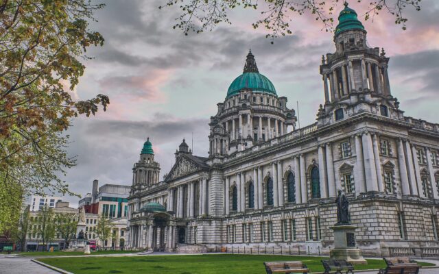 staedtereisen-irland-belfast-cityhall2-k-mitch-hodge-3eI6e4pdVio-unsplash