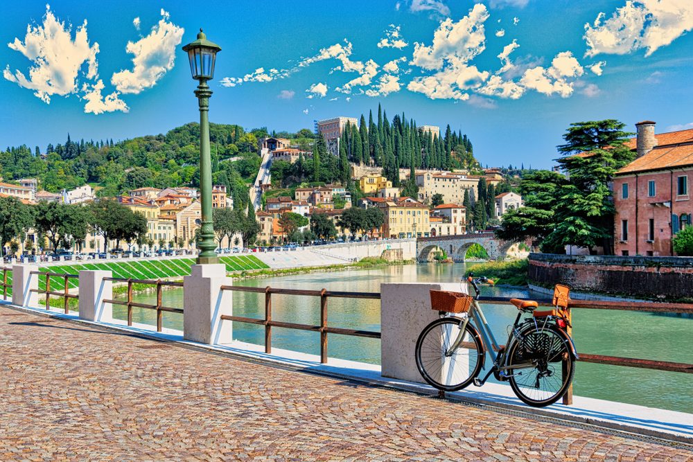staedtereisen-italien-gardasee-verona-flusspanorama-shutterstock-1180140085