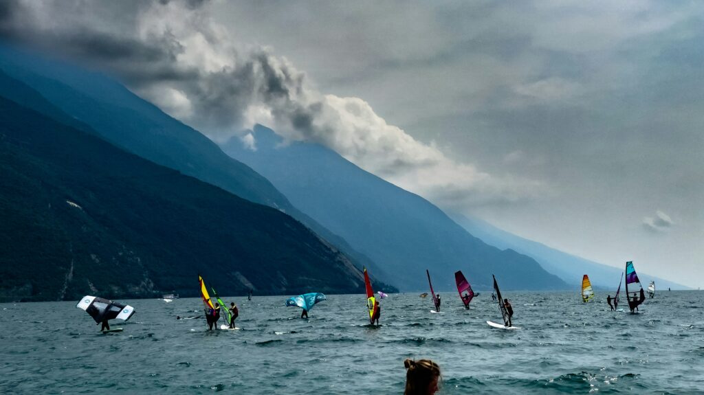 staedtereisen-italien-gardasee-windsurf-bernd-dittrich-cTfM4KeDiDE-unsplash
