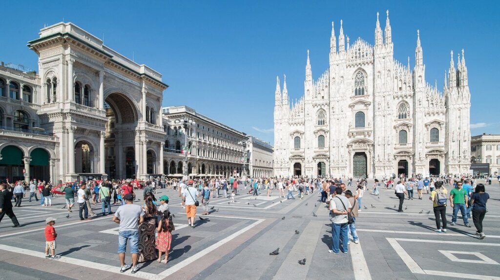 staedtereisen-italien-mailand-dom-mit-platz