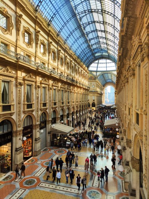 staedtereisen-italien-mailand-shopping-paladuta-stefan-skYiYoe_3TA-unsplash