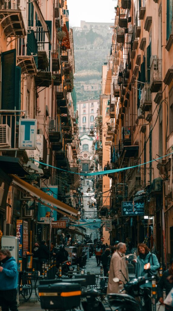 staedtereisen-italien-neapel-gasse-antonio-vetere-lEEZ7c2-zLc-unsplash