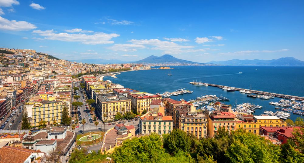 staedtereisen-italien-neapel-panorama-shutterstock-1419851036