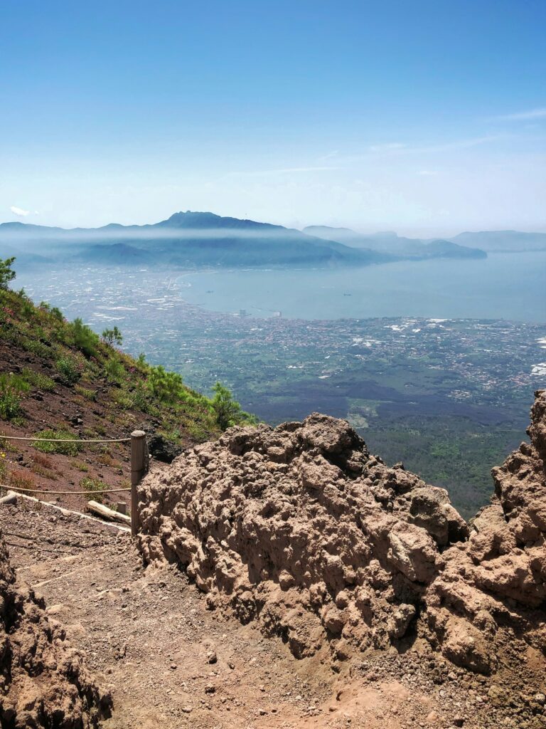 staedtereisen-italien-neapel-vesuv-victor-malyushev-Oad0tUGlfUg-unsplash