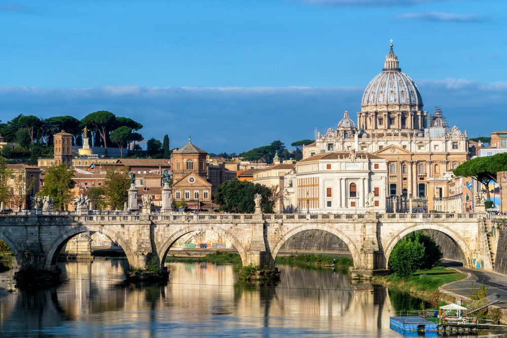 staedtereisen-italien-petersdom_shutterstock_1066788329