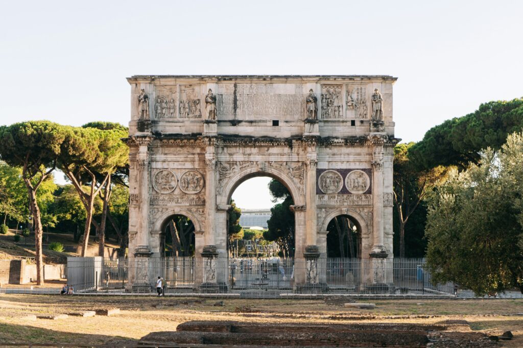 staedtereisen-italien-rom-konstantinsbogen-fabio-fistarol-ItUk7r6mXZ8-unsplash