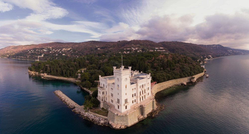 staedtereisen-italien-triest-miramare-shutterstock-1240071262