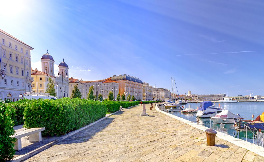 staedtereisen-italien-triest-stadtansicht_shutterstock_1164611305