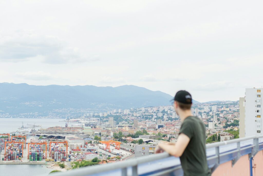 staedtereisen-kroatien-kvarner-golf-person-aussicht-filip-baotic-eRKWGrySi78-unsplash-1