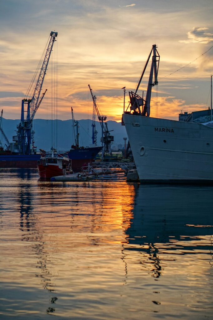 staedtereisen-kroatien-kvarner-golf-rijeka-hafen-danijel-durkovic-Qy94H6vU3w8-unsplash-1